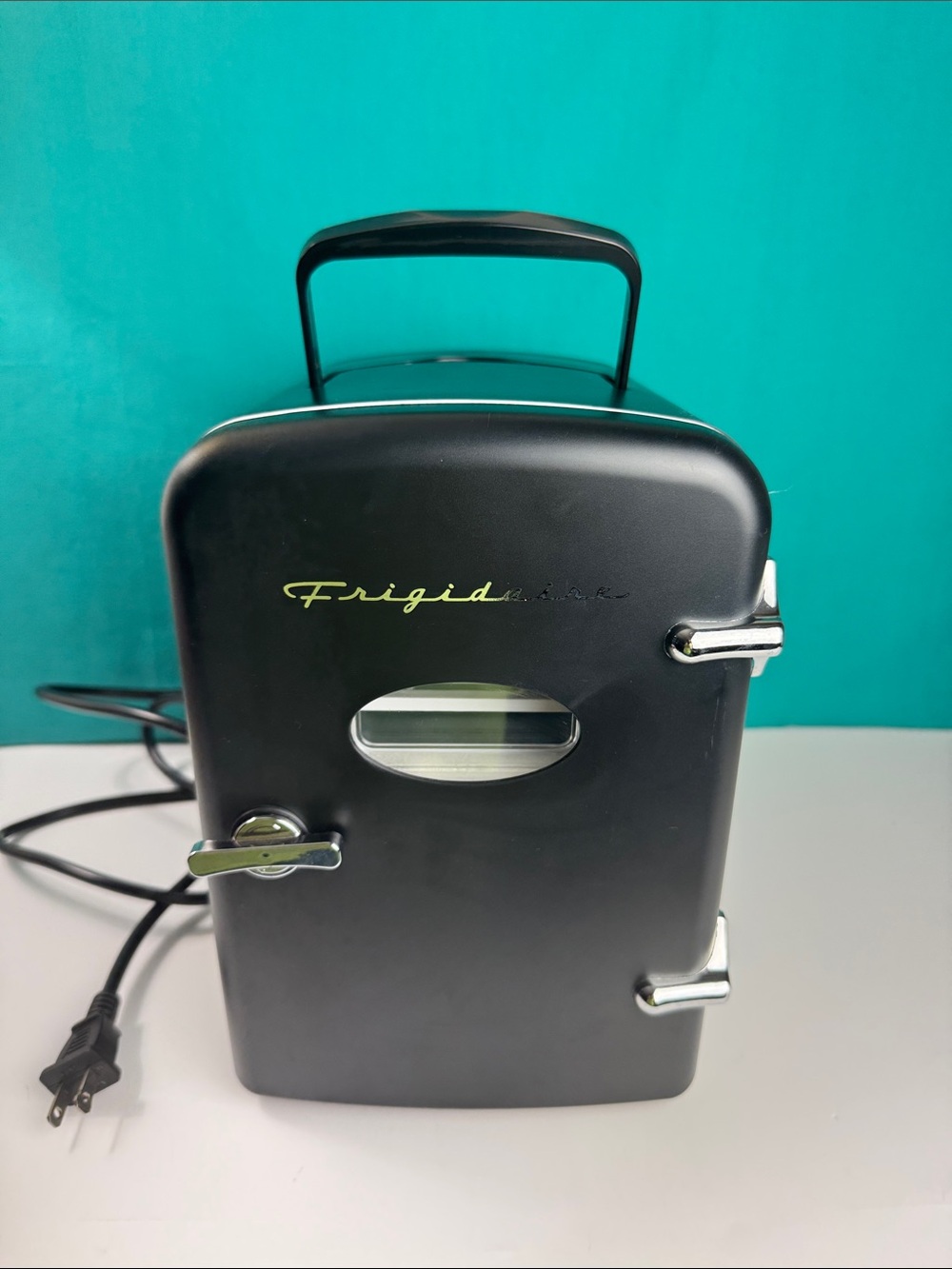 Frigidaire Retro Mini Fridge Black 4L 6 Can Skincare Cooler - Picture 4 of 6